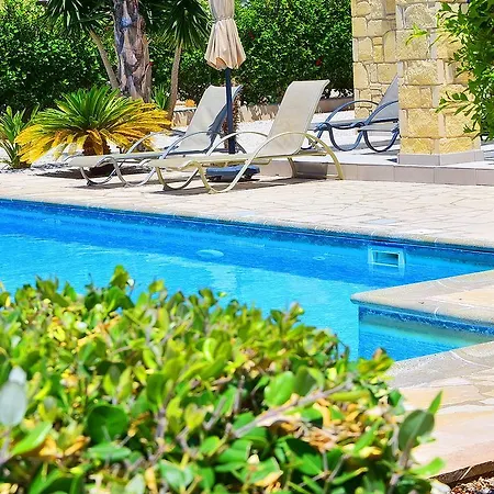 Airianna Coral Bay Villa
